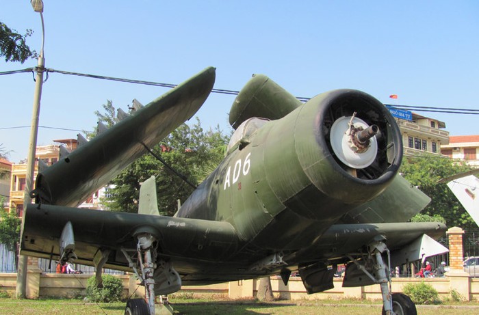 Máy bay cường kích cánh quạt AD-6 (hãng Douglas Mỹ sản xuất) từng phục vụ trong không quân Việt Nam. Máy bay thiết kế với 15 giá treo trên cánh mang tới 3,6 tấn vũ khí gồm: bom, ngư lôi, rocket và pháo.
